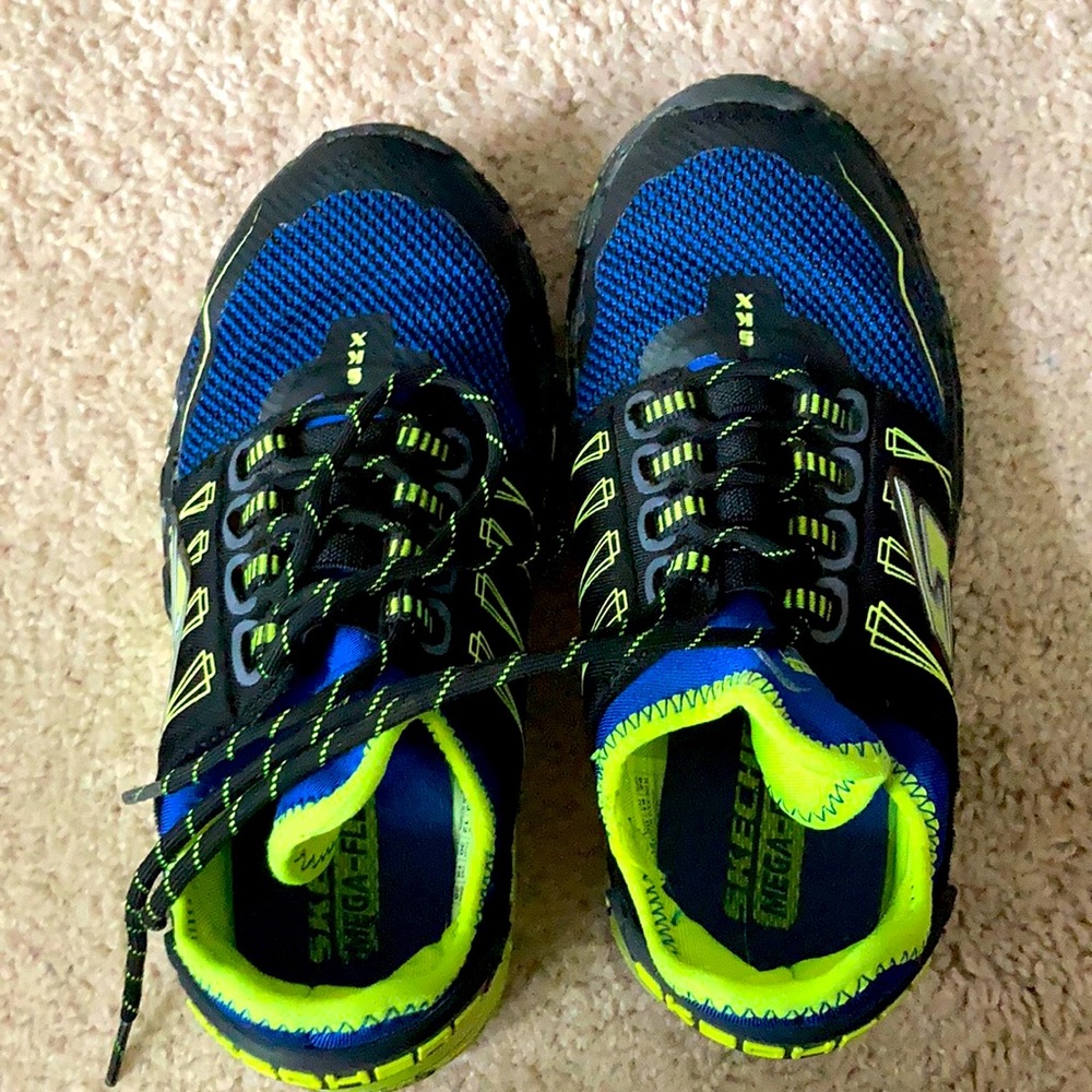 Skechers boys mega flex tennis shoes size 13. EUC.
